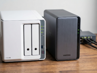 Synology DS225+ y UGREEN DXP2800 NAS comparados en escritorio