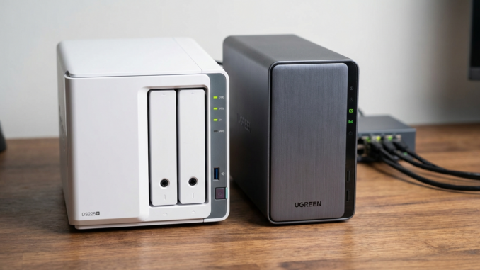 Synology DS225+ y UGREEN DXP2800 NAS comparados en escritorio