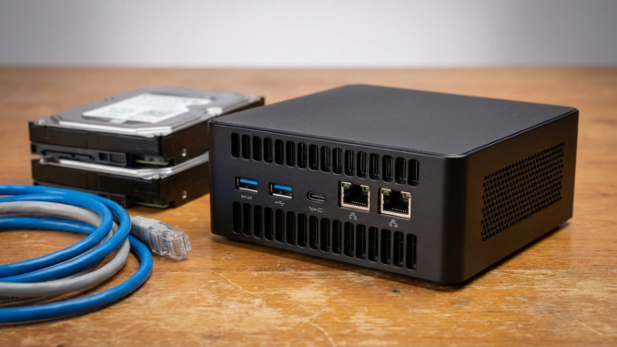 Mini PC con procesador Intel N100 configurado como servidor NAS
